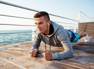 Trening brzucha w domu: najlepsze ćwiczenia na brzuch dla początkujących