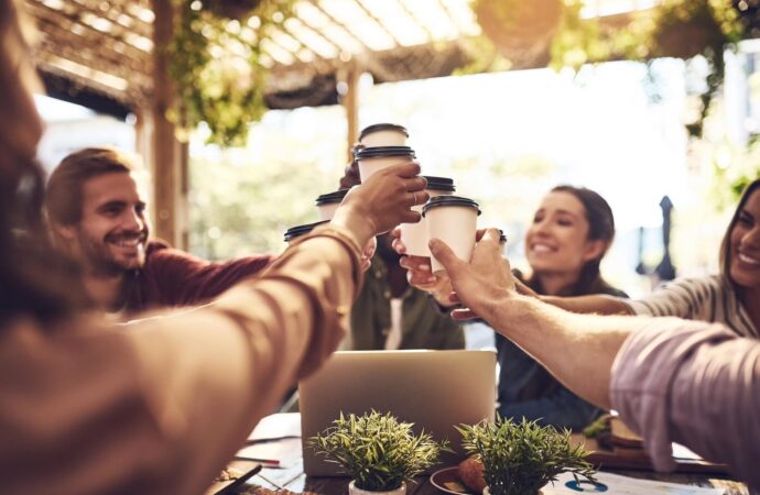 Coffee party – poznaj nowy trend towarzyski, który celebruje bliskość