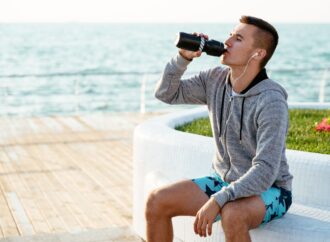 Ile dziennie pić wody? Nie daj się oszukać! Sprawdź, co radzi dietetyk