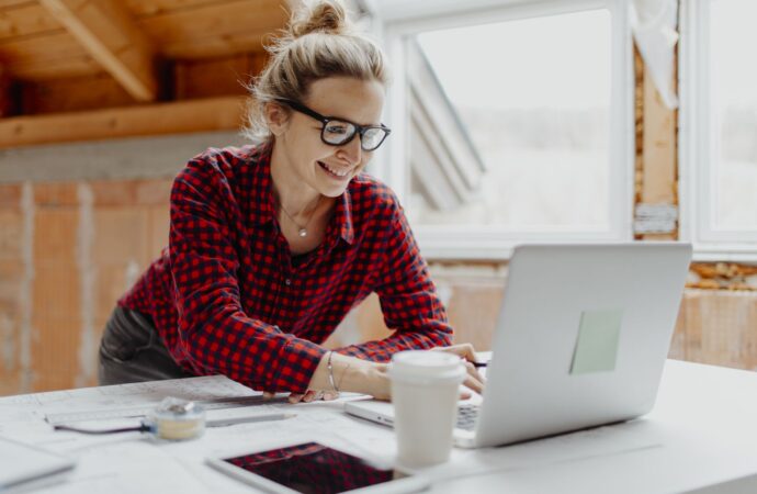 Wellbeing w pracy hybrydowej w home office i biurze. Jak się nie wypalić?