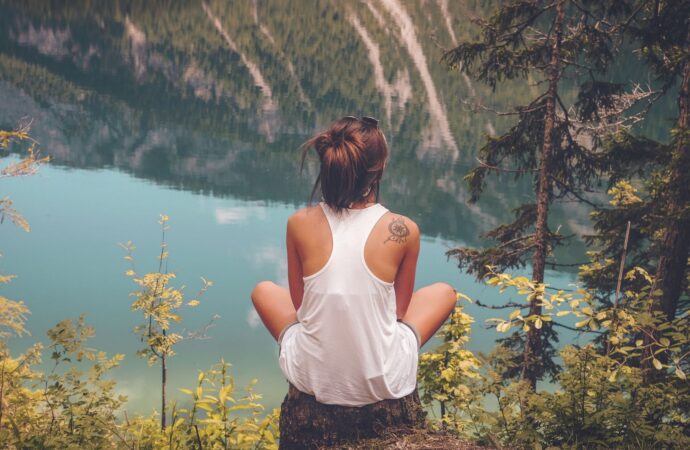 Wellness rewilding — powrót do natury. Obozy przetrwania terapią na stres?