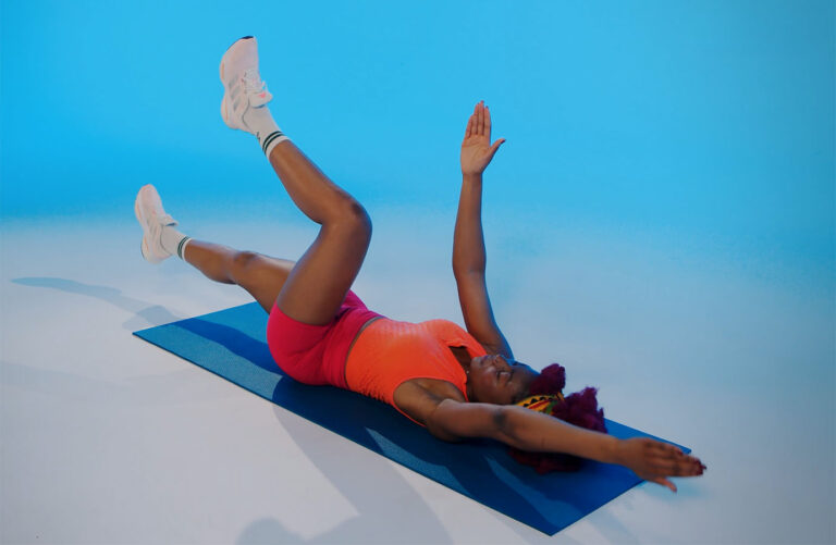 Trening bez skakania i tupania – FBW w domu bez sprzętu