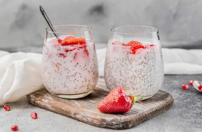 Pudding chia z mlekiem i truskawkami. Pomysł na deser i fit śniadanie