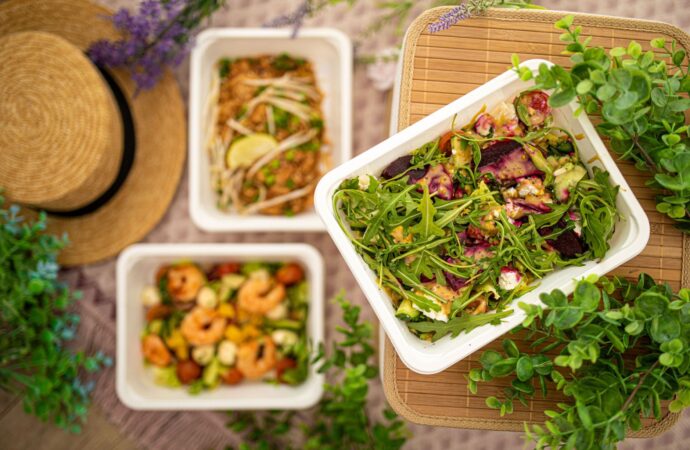 Jak wybrać najlepszy catering dietetyczny? Poradnik krok po kroku oraz analiza dwóch topowych marek