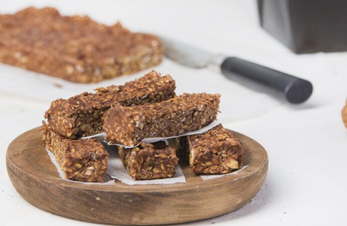 Zdrowe batony z daktyli, kakao i orzechów. Przepis na zdrową przekąskę