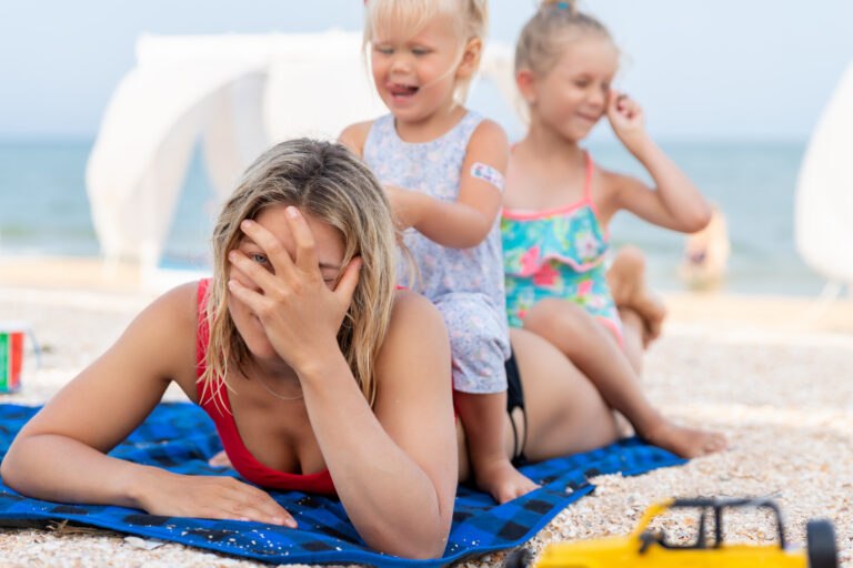 Rodzinne wakacje, po których trzeba… odpocząć? Rodzice potrzebują 2,5 dnia, by dojść do siebie po urlopie z dziećmi