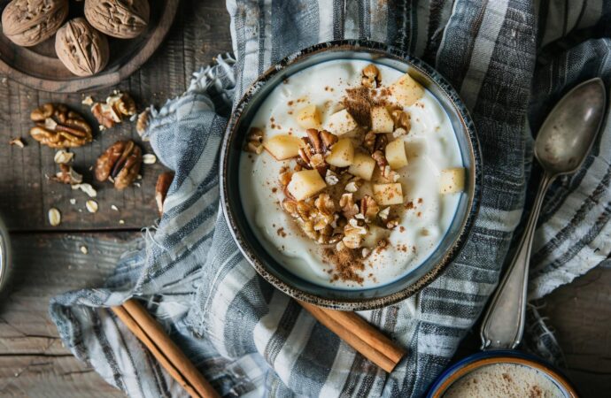 Owsianka z jabłkiem i masłem orzechowym. Przepis na śniadanie