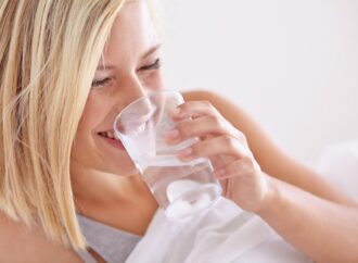 Picie wody – ile dziennie i dlaczego? Poznaj fakty i mity oraz opinię dietetyka