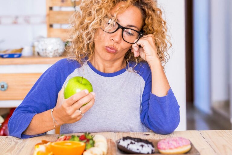 Emocjonalne jedzenie. Dietetyk radzi, jak pokonać zajadanie stresu