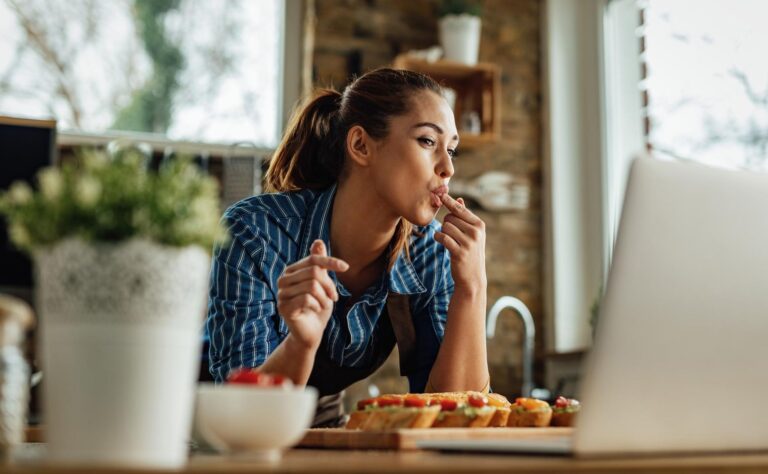 Emocjonalne jedzenie i zajadanie stresu. Jak sobie radzić? Podpowiedzi dietetyka
