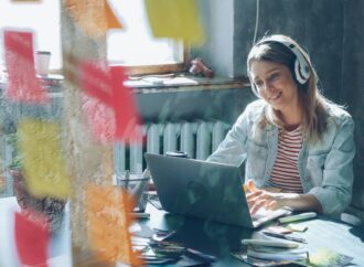 Dzieci i młodzież a sztuczna inteligencja: zagrożenia i bezpieczne granice. Jak wprowadzać młodych w świat AI?