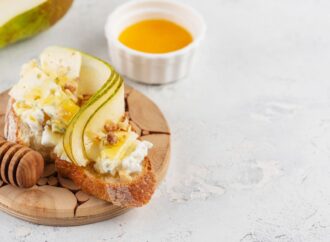 Twarożek z gruszką, cynamonem i miodem. Przepis na zdrowe śniadanie