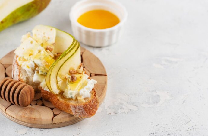 Twarożek z gruszką, cynamonem i miodem. Przepis na zdrowe śniadanie