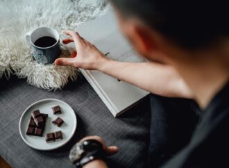 Dieta na dobry nastrój. Co jeść, by naturalnie podnieść poziom serotoniny. Jedzenie dla dobrostanu