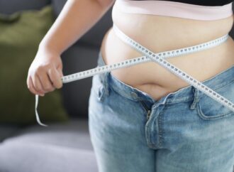 Jak schudnąć z brzucha i zmniejszyć tłuszcz trzewny? Sprawdź rady dietetyka