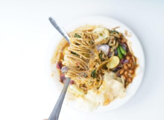 Makaron pełnoziarnisty z tofu, sosem sojowym i warzywami. Pomysł na obiad