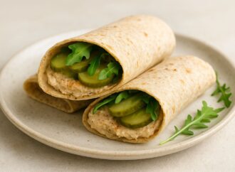 Wrap z pastą z białej fasoli i ogórkiem konserwowym. Kolacja na szybko