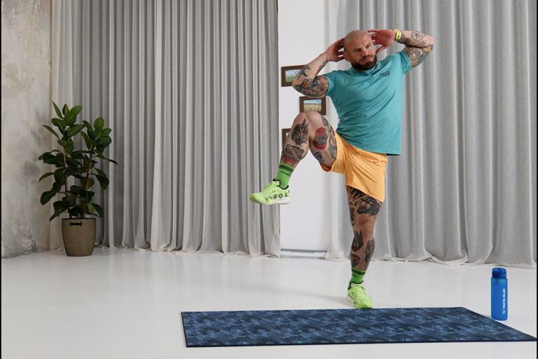 Trening ABS na stojąco: na płaski brzuch w domu